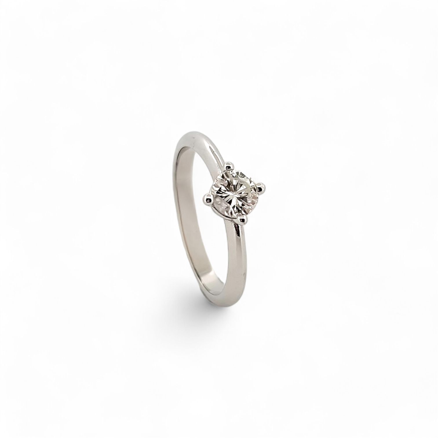 Solitario de oro blanco y diamante talla brillante. Talla original: 13,5 Peso: 3,16g Material: Oro blanco. Anillo solitario con diamante de casi medio quilate. Joyas restauradas de segunda mano al mejor precio. Joyería compro oro Ian'or