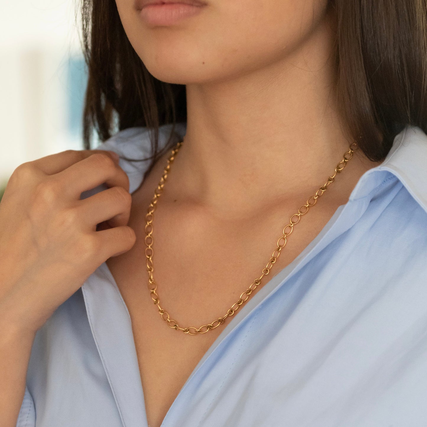 Collar de oro amarillo de 18kt de la firma Pomellato con el distintivo cierre mosquetón de la famosa firma italiana. Medida de la cadena 51cm. Joyas Pomellato.