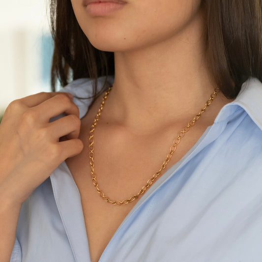 Collar de oro amarillo de 18kt de la firma Pomellato con el distintivo cierre mosquetón de la famosa firma italiana. Medida de la cadena 51cm. Joyas Pomellato.