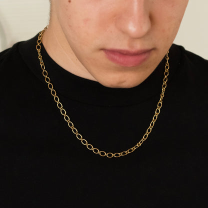 Collar de oro amarillo de 18kt de la firma Pomellato con el distintivo cierre mosquetón de la famosa firma italiana. Medida de la cadena 51cm. Joyas Pomellato.