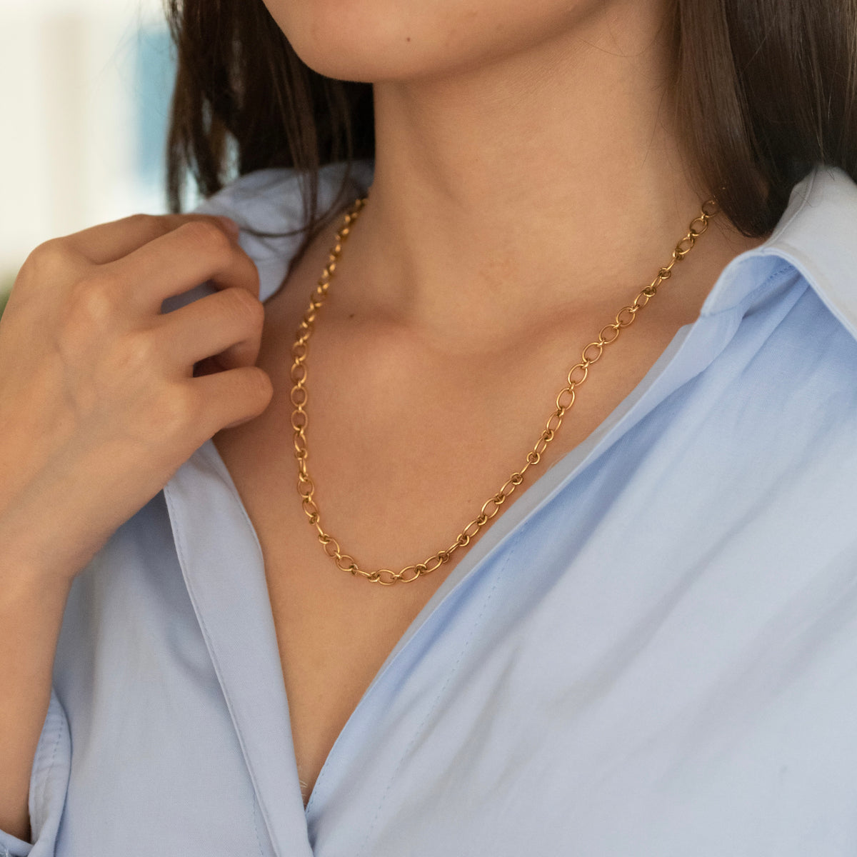 Collar de oro amarillo de 18kt de la firma Pomellato con el distintivo cierre mosquetón de la famosa firma italiana. Medida de la cadena 51cm. Joyas Pomellato.
