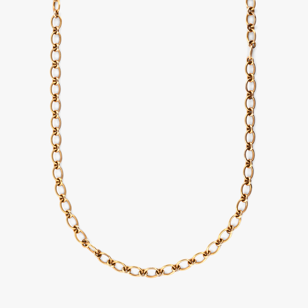 Collar de oro amarillo de 18kt de la firma Pomellato con el distintivo cierre mosquetón de la famosa firma italiana. Medida de la cadena 51cm. Joyas Pomellato.