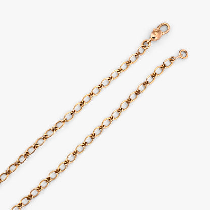 Collar de oro amarillo de 18kt de la firma Pomellato con el distintivo cierre mosquetón de la famosa firma italiana. Medida de la cadena 51cm. Joyas Pomellato.