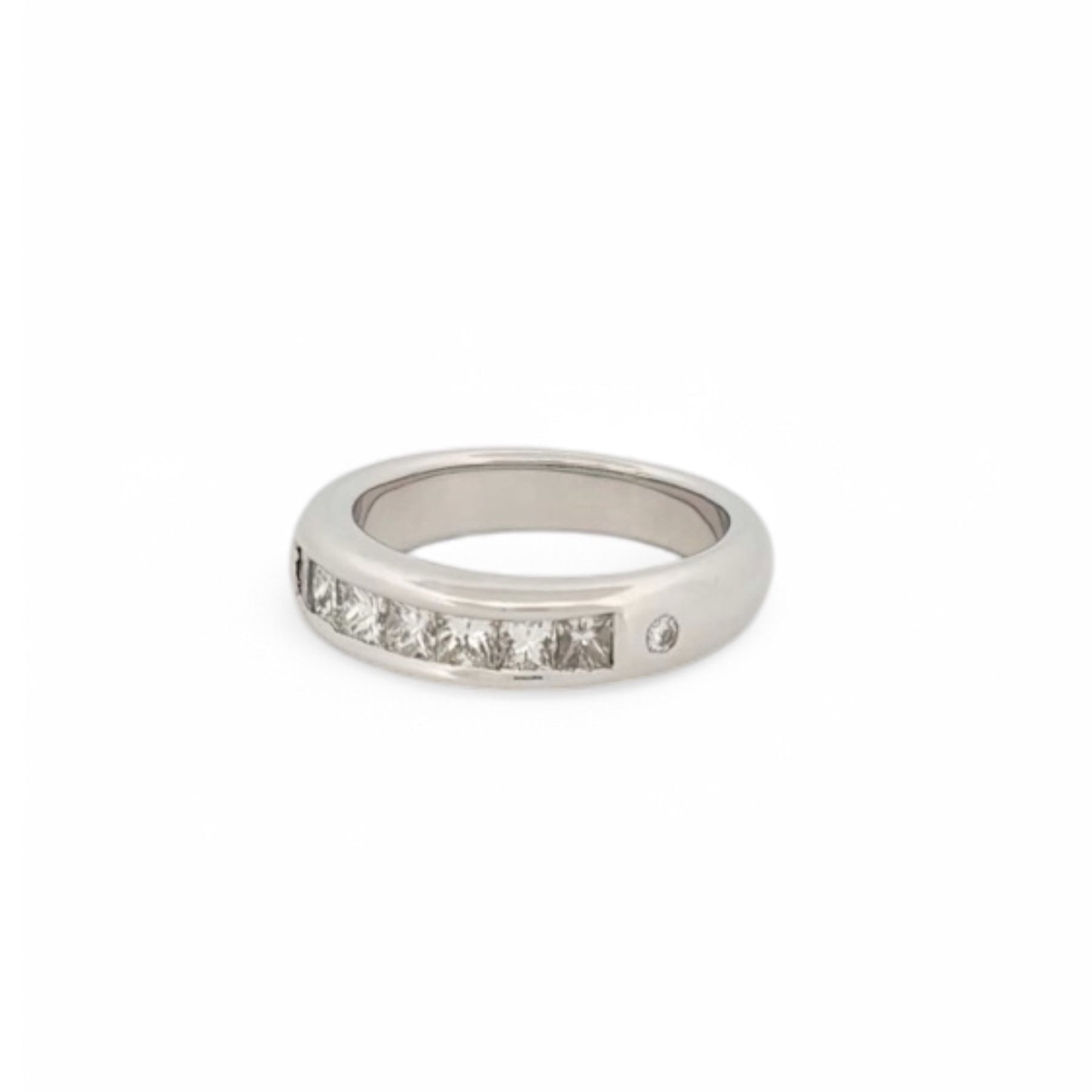 Media alianza de oro blanco de 18kt con carril de 7 diamantes talla princesa y 2 talla brillante. Alianzas de oro y  diamantes baratas.