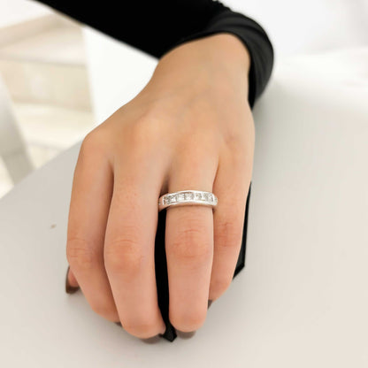 Media alianza de oro blanco de 18kt con carril de 7 diamantes talla princesa y 2 talla brillante. Alianzas de oro y  diamantes baratas.