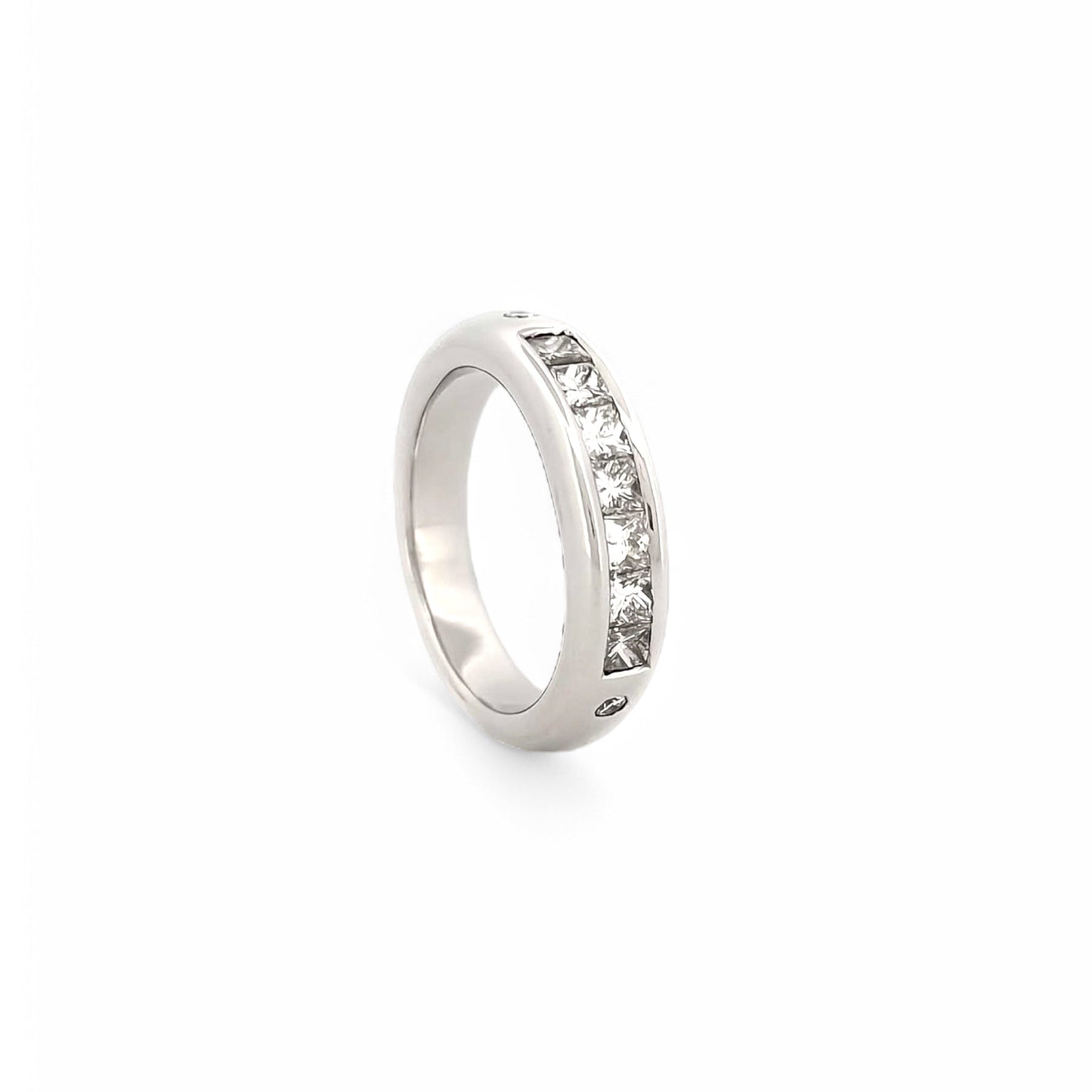 Media alianza de oro blanco de 18kt con carril de 7 diamantes talla princesa y 2 talla brillante. Alianzas de oro y  diamantes baratas.
