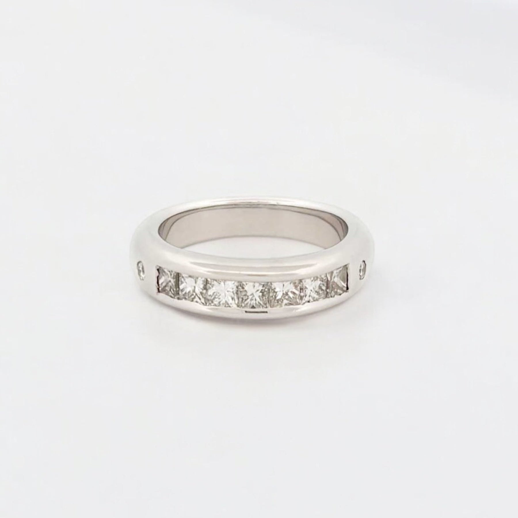 Media alianza de oro blanco de 18kt con carril de 7 diamantes talla princesa y 2 talla brillante. Alianzas de oro y  diamantes baratas.