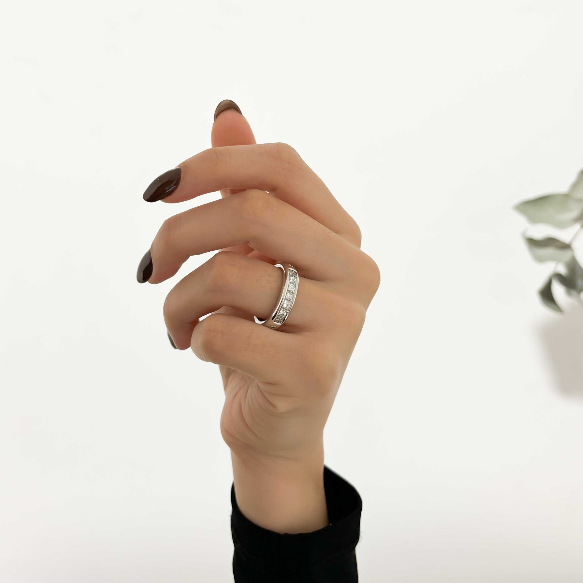 Media alianza de oro blanco de 18kt con carril de 7 diamantes talla princesa y 2 talla brillante. Alianzas de oro y  diamantes baratas.