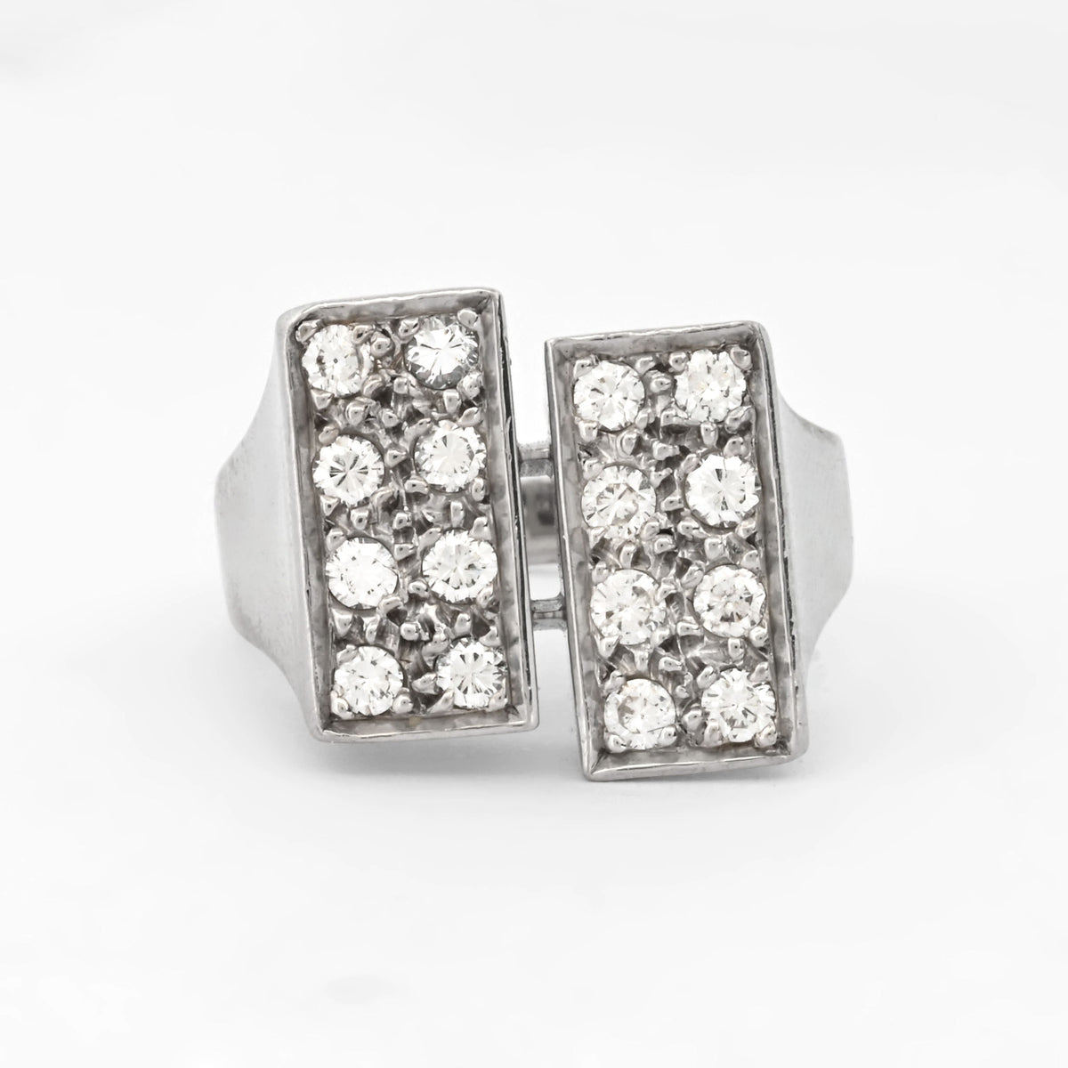 Anillo de doble rectángulo en oro blanco de 18t con diamantes en talla brillante. Compro Oro  y venta de joyas restauradas, dónde comprar y vende oro y joyas al mejor precio en Barcelona. Anillos de oro baratos en Barcelona.