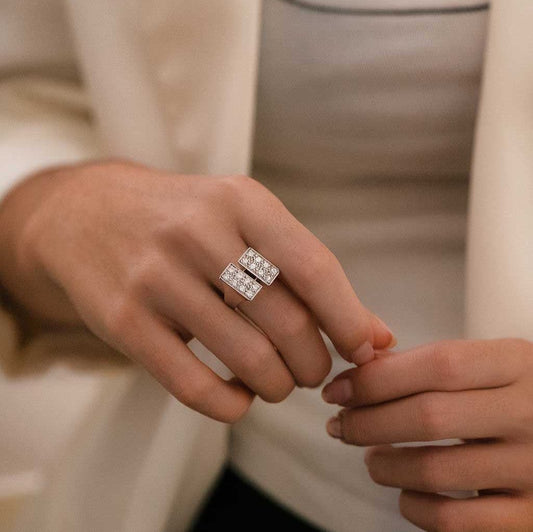 Anillo de doble rectángulo en oro blanco de 18t con diamantes en talla brillante. Compro Oro  y venta de joyas restauradas, dónde comprar y vende oro y joyas al mejor precio en Barcelona. Anillos de oro baratos en Barcelona.