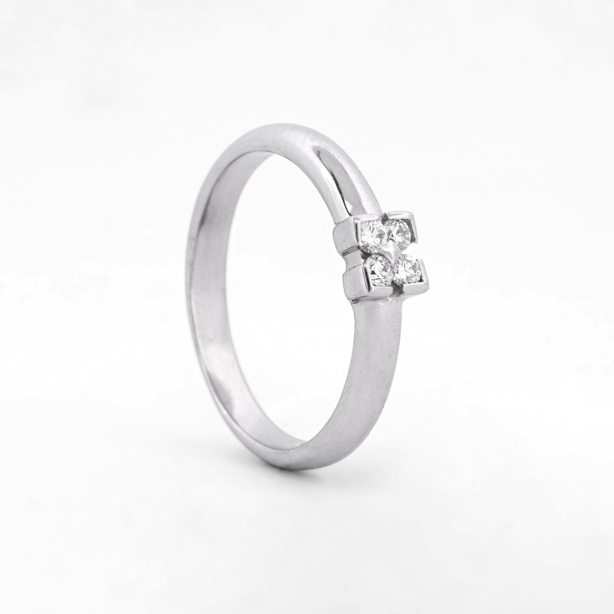 Anillo de oro blanco de 18kt con 4 diamantes engastados. Pieza de segunda mano y se entrega certificada. Envío gratis. Joyas baratas con diamantes. Envío gratis
