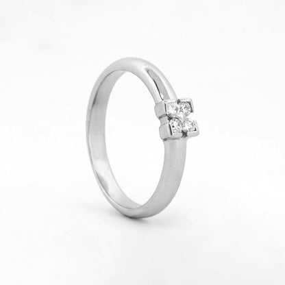 Anillo de oro blanco de 18kt con 4 diamantes engastados. Pieza de segunda mano y se entrega certificada. Envío gratis. Joyas baratas con diamantes. Envío gratis