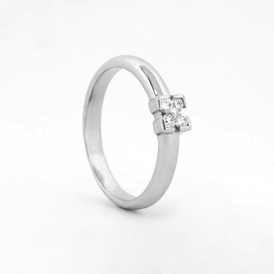 Anillo de oro blanco de 18kt con 4 diamantes engastados. Pieza de segunda mano y se entrega certificada. Envío gratis. Joyas baratas con diamantes. Envío gratis