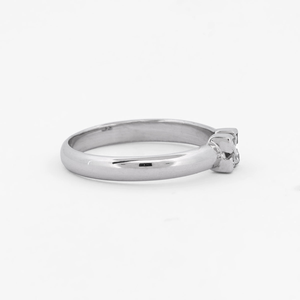 Anillo de oro blanco de 18kt con 4 diamantes engastados. Pieza de segunda mano y se entrega certificada. Envío gratis. Joyas baratas con diamantes. Envío gratis