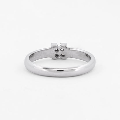 Anillo de oro blanco de 18kt con 4 diamantes engastados. Pieza de segunda mano y se entrega certificada. Envío gratis. Joyas baratas con diamantes. Envío gratis