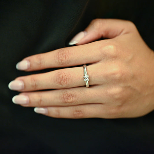 Anillo de oro blanco de 18kt con 4 diamantes engastados. Pieza de segunda mano y se entrega certificada. Envío gratis. Joyas baratas con diamantes. Envío gratis