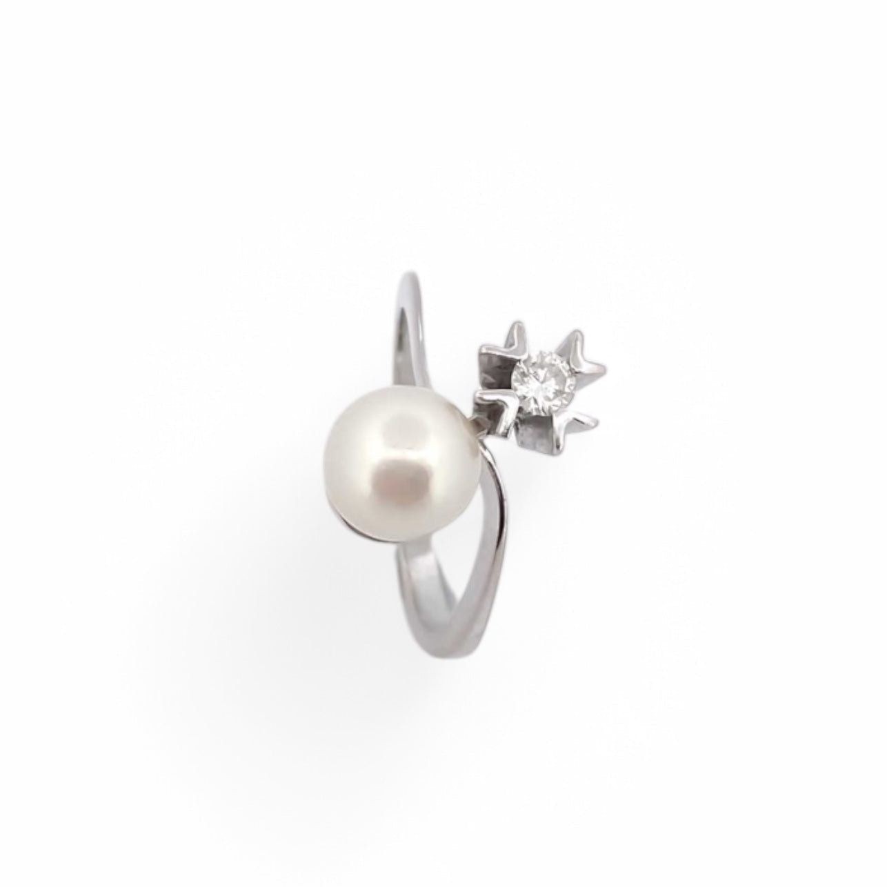 Anillo de oro blanco con perla y diamante. Joyería compro oro, dónde comprar y vender joyas al mejor precio en Barcelona. Joyas al mejor precio, envío gratuito.