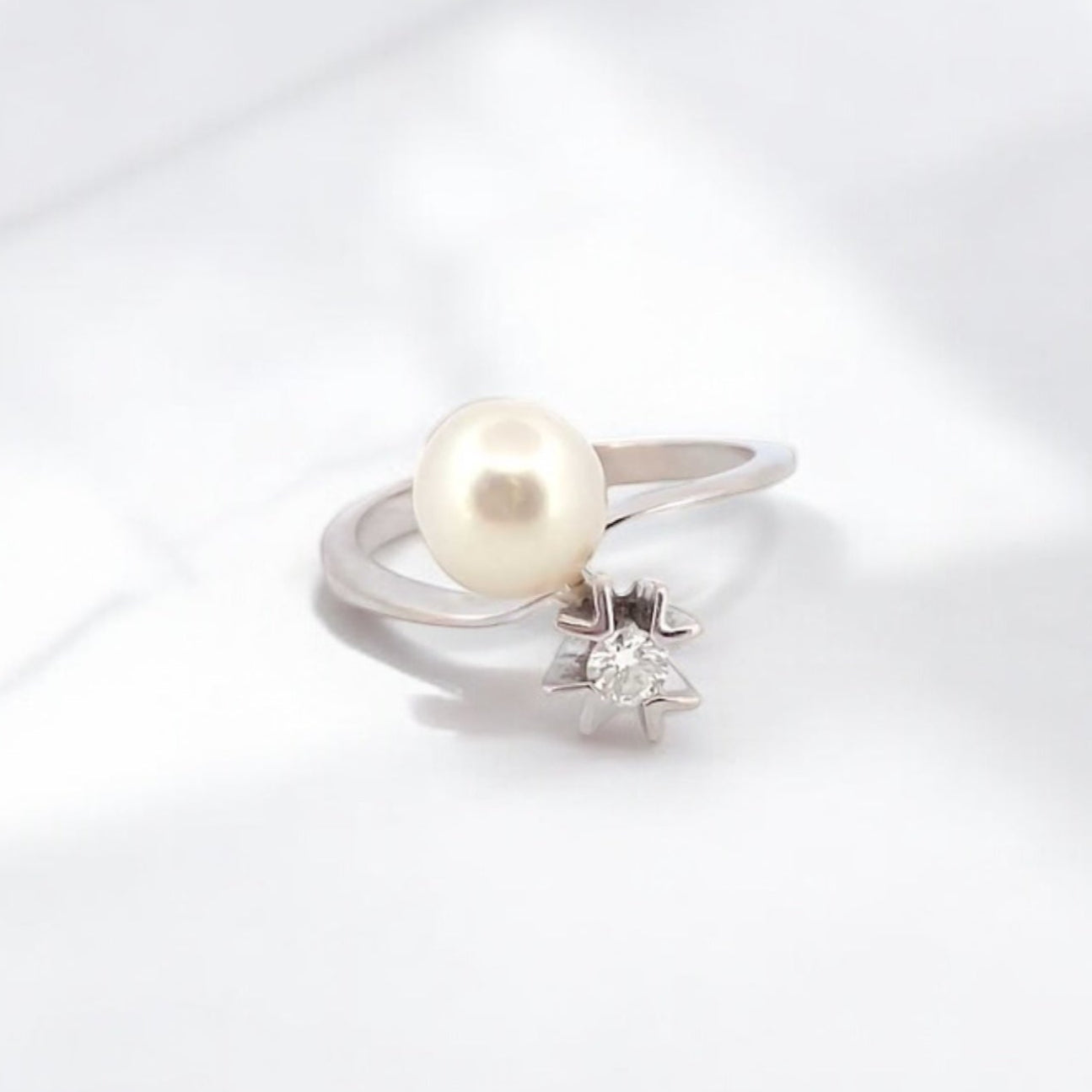 Anillo de oro blanco con perla y diamante. Joyería compro oro, dónde comprar y vender joyas al mejor precio en Barcelona. Joyas al mejor precio, envío gratuito.