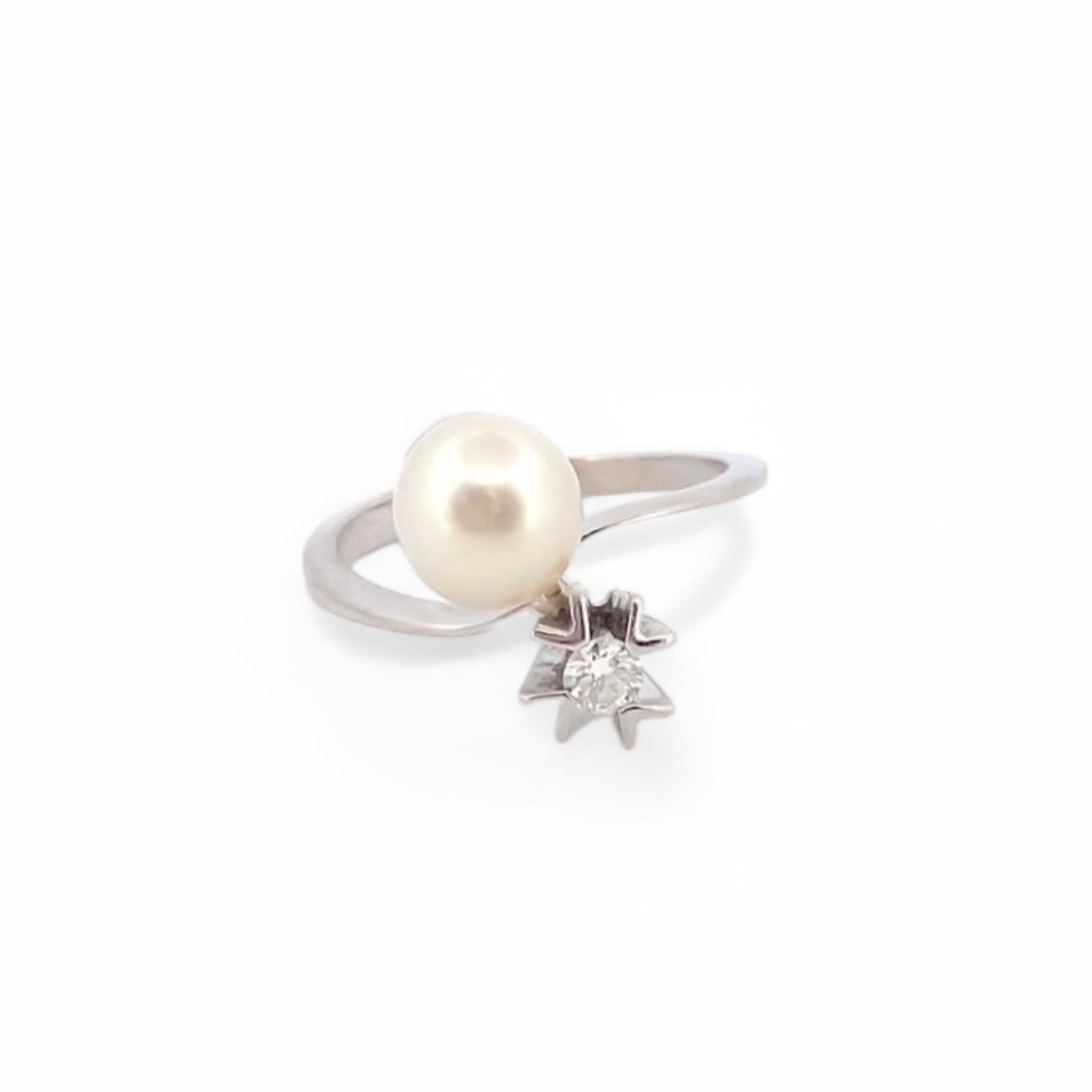 Anillo de oro blanco con perla y diamante. Joyería compro oro, dónde comprar y vender joyas al mejor precio en Barcelona. Joyas al mejor precio, envío gratuito.