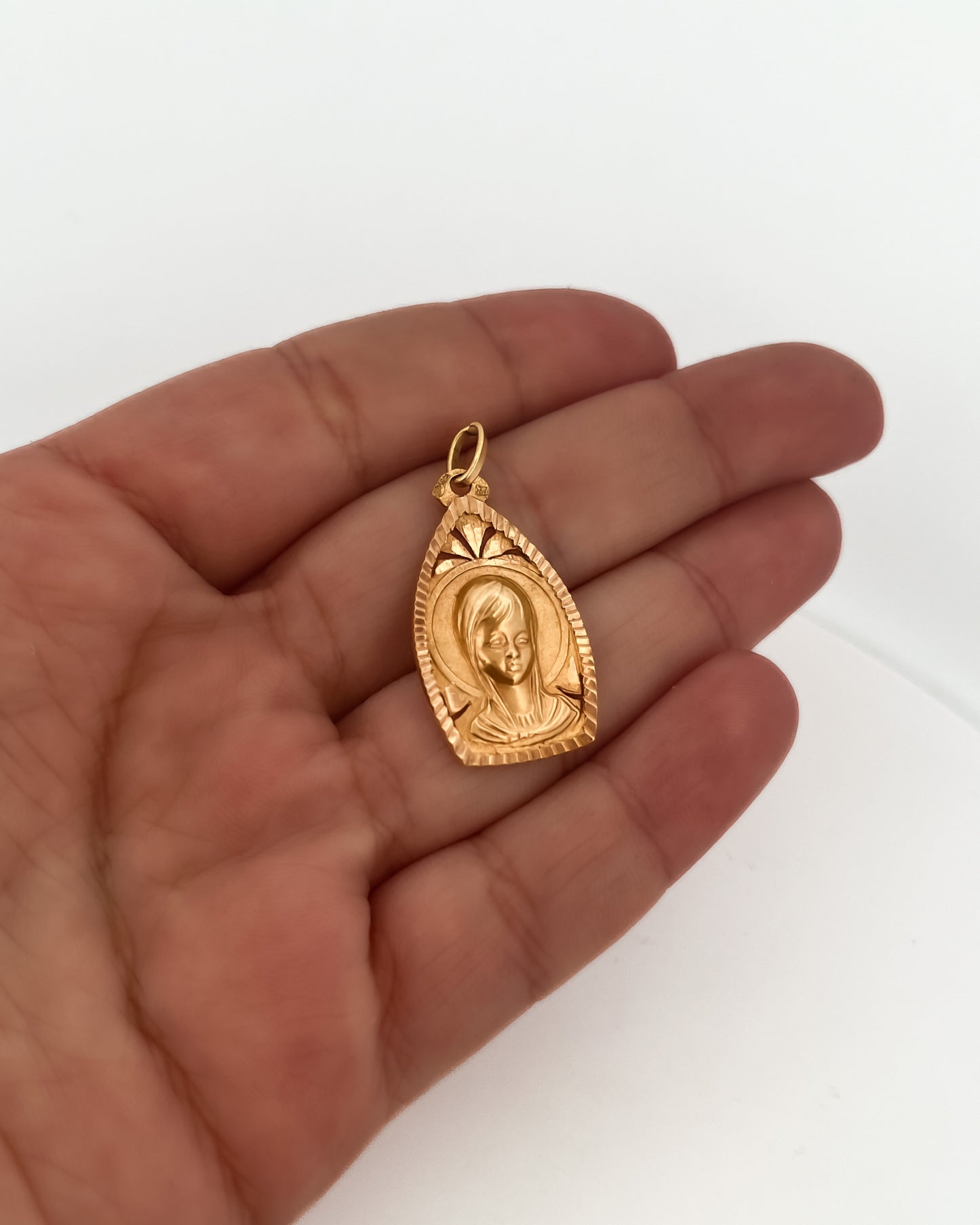 Comprar colgante medalla realizado en oro amarillo de 18kt con grabado de la virgen niña. Ideal para personas católicas. Joyas de oro al mejor precio
