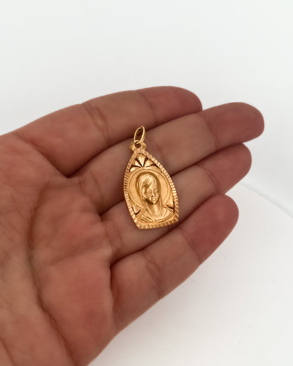 Comprar colgante medalla realizado en oro amarillo de 18kt con grabado de la virgen niña. Ideal para personas católicas. Joyas de oro al mejor precio