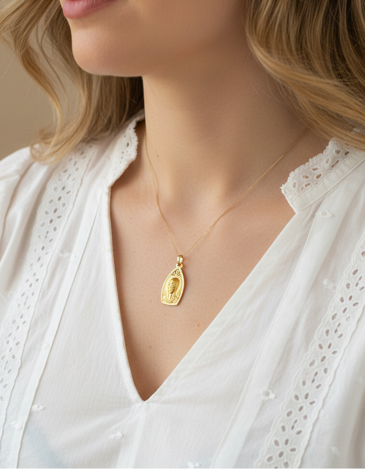 Comprar colgante medalla realizado en oro amarillo de 18kt con grabado de la virgen niña. Ideal para personas católicas. Joyas de oro al mejor precio