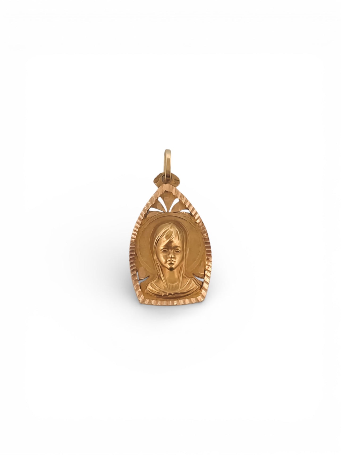 Comprar colgante medalla realizado en oro amarillo de 18kt con grabado de la virgen niña. Ideal para personas católicas. Joyas de oro al mejor precio
