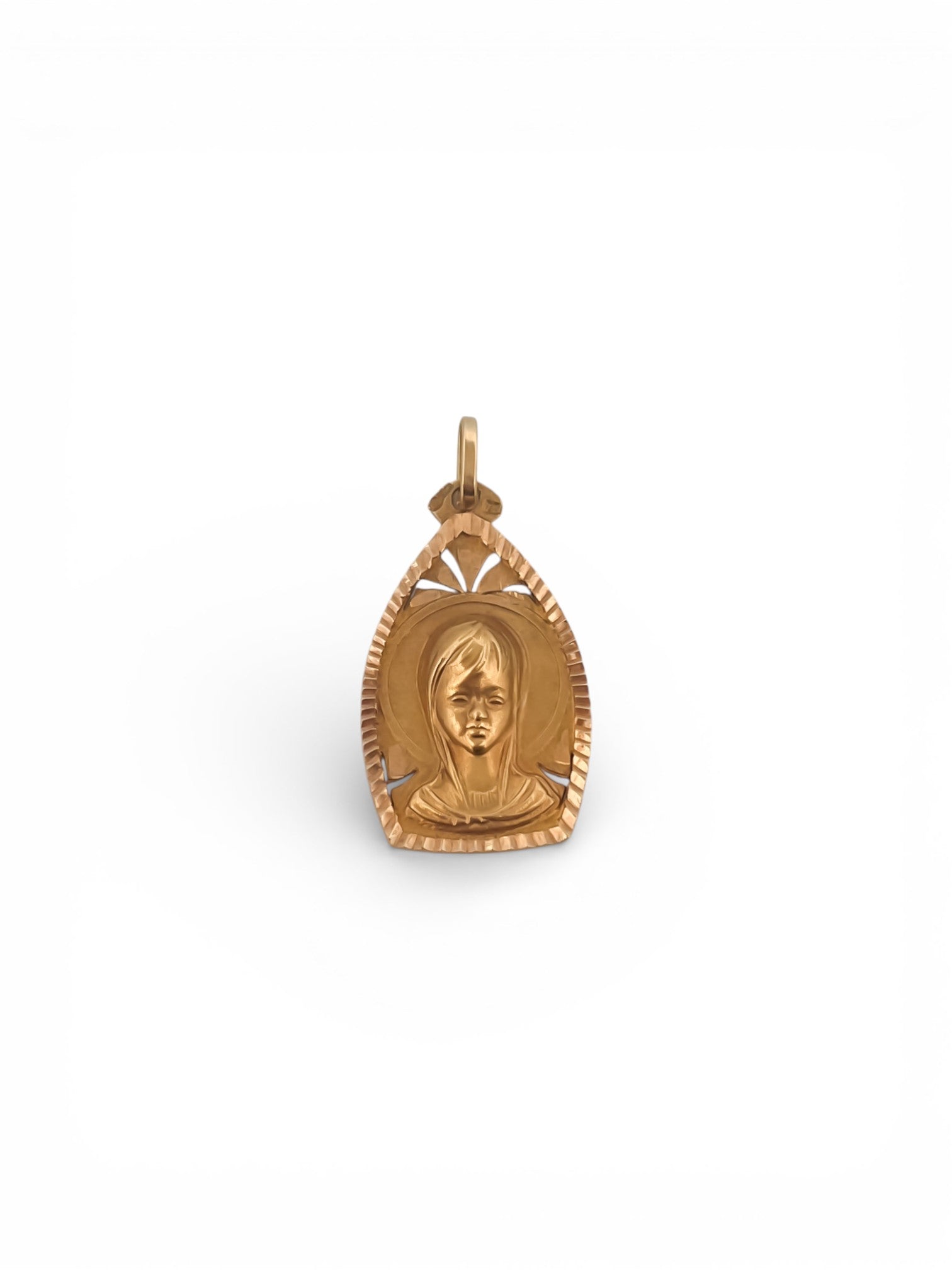 Comprar colgante medalla realizado en oro amarillo de 18kt con grabado de la virgen niña. Ideal para personas católicas. Joyas de oro al mejor precio