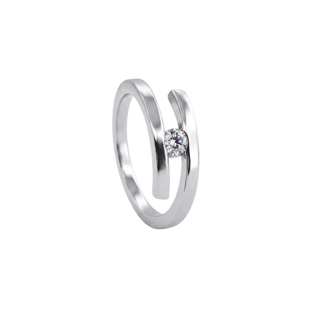 Solitario realizado en oro blanco de 18kt con diamante talla brillante engastado en los 2 brazos. Un anillo que destaca por su sencillez y comodidad. Compro Oro  y venta de joyas restauradas, dónde comprar y vende oro y joyas al mejor precio en Barcelona. Anillos de compromiso baratos en Barcelona.