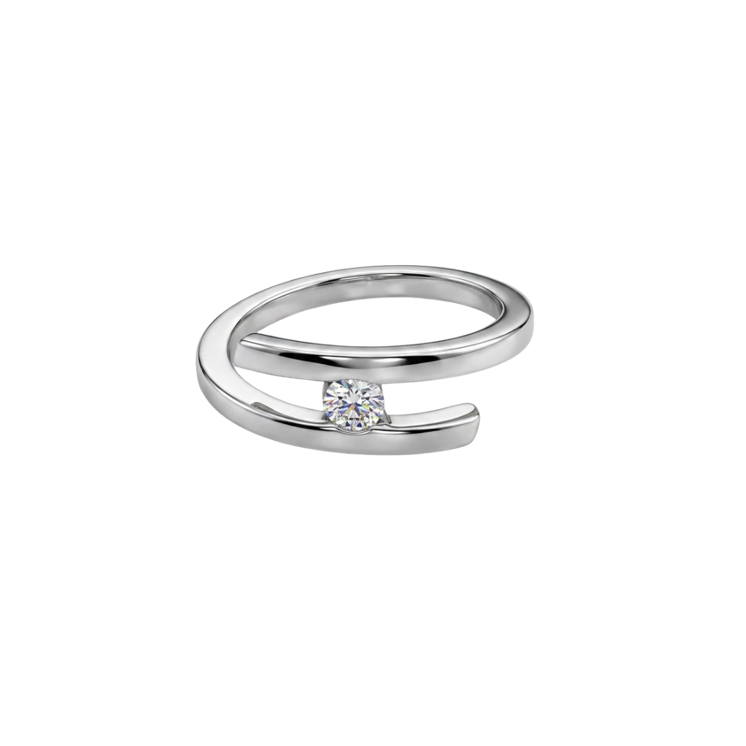 Solitario realizado en oro blanco de 18kt con diamante talla brillante engastado en los 2 brazos. Un anillo que destaca por su sencillez y comodidad. Compro Oro  y venta de joyas restauradas, dónde comprar y vende oro y joyas al mejor precio en Barcelona. Anillos de compromiso baratos en Barcelona.