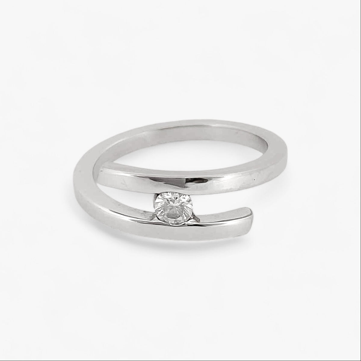 Solitario realizado en oro blanco de 18kt con diamante talla brillante engastado en los 2 brazos. Un anillo que destaca por su sencillez y comodidad. Compro Oro  y venta de joyas restauradas, dónde comprar y vende oro y joyas al mejor precio en Barcelona. Anillos de compromiso baratos en Barcelona.