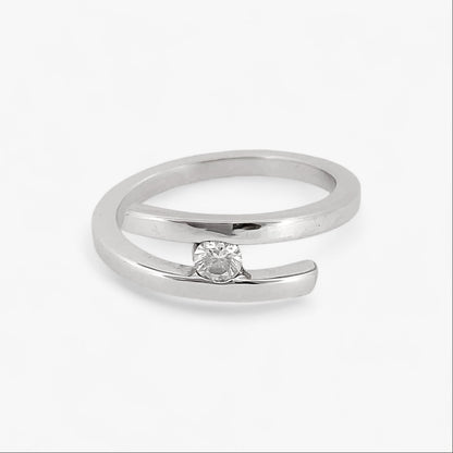 Solitario realizado en oro blanco de 18kt con diamante talla brillante engastado en los 2 brazos. Un anillo que destaca por su sencillez y comodidad. Compro Oro  y venta de joyas restauradas, dónde comprar y vende oro y joyas al mejor precio en Barcelona. Anillos de compromiso baratos en Barcelona.