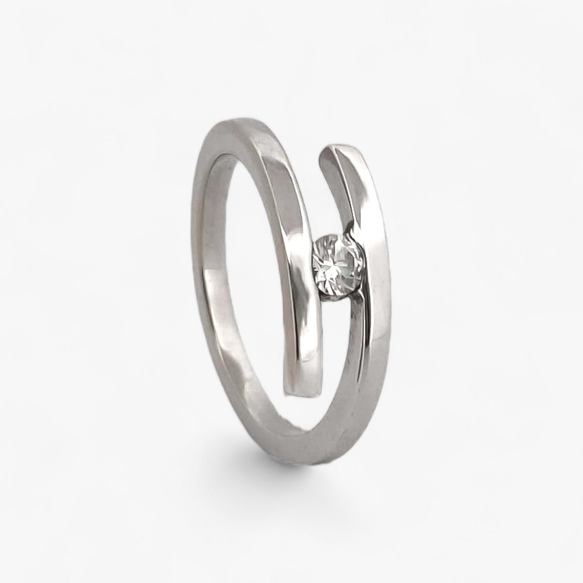 Solitario realizado en oro blanco de 18kt con diamante talla brillante engastado en los 2 brazos. Un anillo que destaca por su sencillez y comodidad. Compro Oro  y venta de joyas restauradas, dónde comprar y vende oro y joyas al mejor precio en Barcelona. Anillos de compromiso baratos en Barcelona.