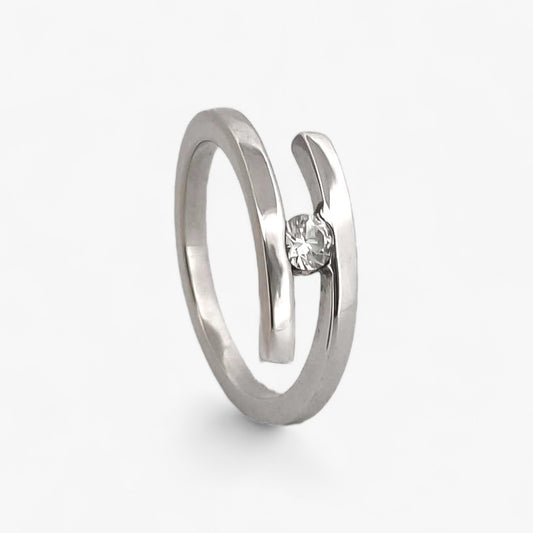 Solitario realizado en oro blanco de 18kt con diamante talla brillante engastado en los 2 brazos. Un anillo que destaca por su sencillez y comodidad. Compro Oro  y venta de joyas restauradas, dónde comprar y vende oro y joyas al mejor precio en Barcelona. Anillos de compromiso baratos en Barcelona.