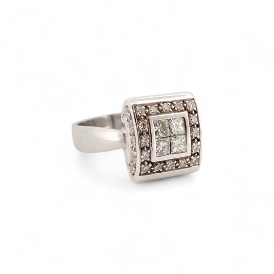 Anillo cuadrado realizado en oro blanco de 18t con cuadrado de diamantes. Venta de joyas restauradas en Barcelona. Anillos de oro baratos en Barcelona.