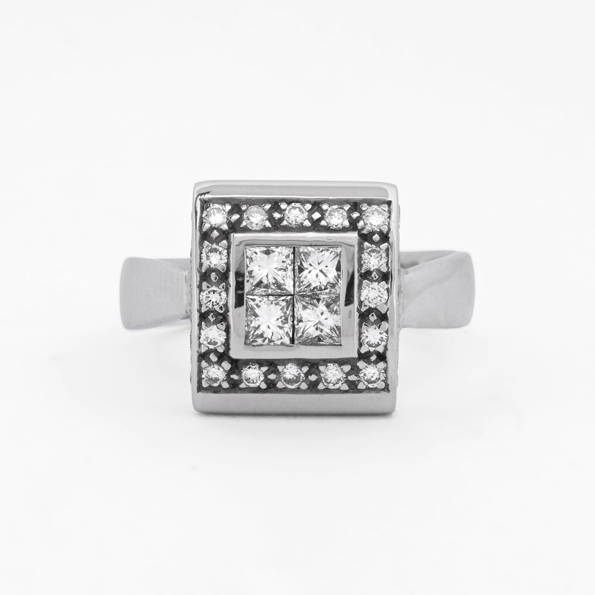 Anillo cuadrado realizado en oro blanco de 18t con cuadrado de diamantes. Venta de joyas restauradas en Barcelona. Anillos de oro baratos en Barcelona.