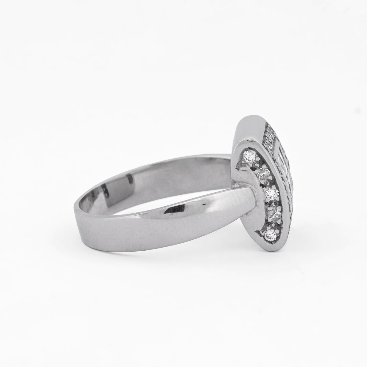 Anillo cuadrado realizado en oro blanco de 18t con cuadrado de diamantes. Venta de joyas restauradas en Barcelona. Anillos de oro baratos en Barcelona.