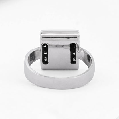 Anillo cuadrado realizado en oro blanco de 18t con cuadrado de diamantes. Venta de joyas restauradas en Barcelona. Anillos de oro baratos en Barcelona.