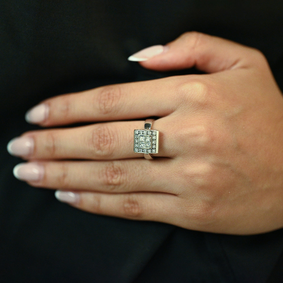 Anillo cuadrado realizado en oro blanco de 18t con cuadrado de diamantes. Venta de joyas restauradas en Barcelona. Anillos de oro baratos en Barcelona.
