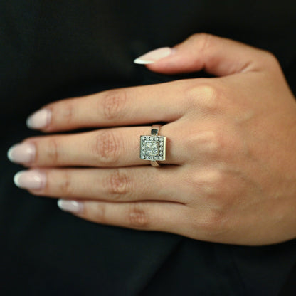 Anillo cuadrado realizado en oro blanco de 18t con cuadrado de diamantes. Venta de joyas restauradas en Barcelona. Anillos de oro baratos en Barcelona.