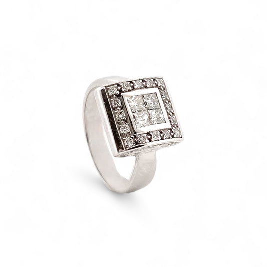 Anillo cuadrado realizado en oro blanco de 18t con cuadrado de diamantes.Compro Oro  y venta de joyas restauradas, dónde comprar y vende oro y joyas al mejor precio en Barcelona. Anillos de oro baratos en Barcelona.