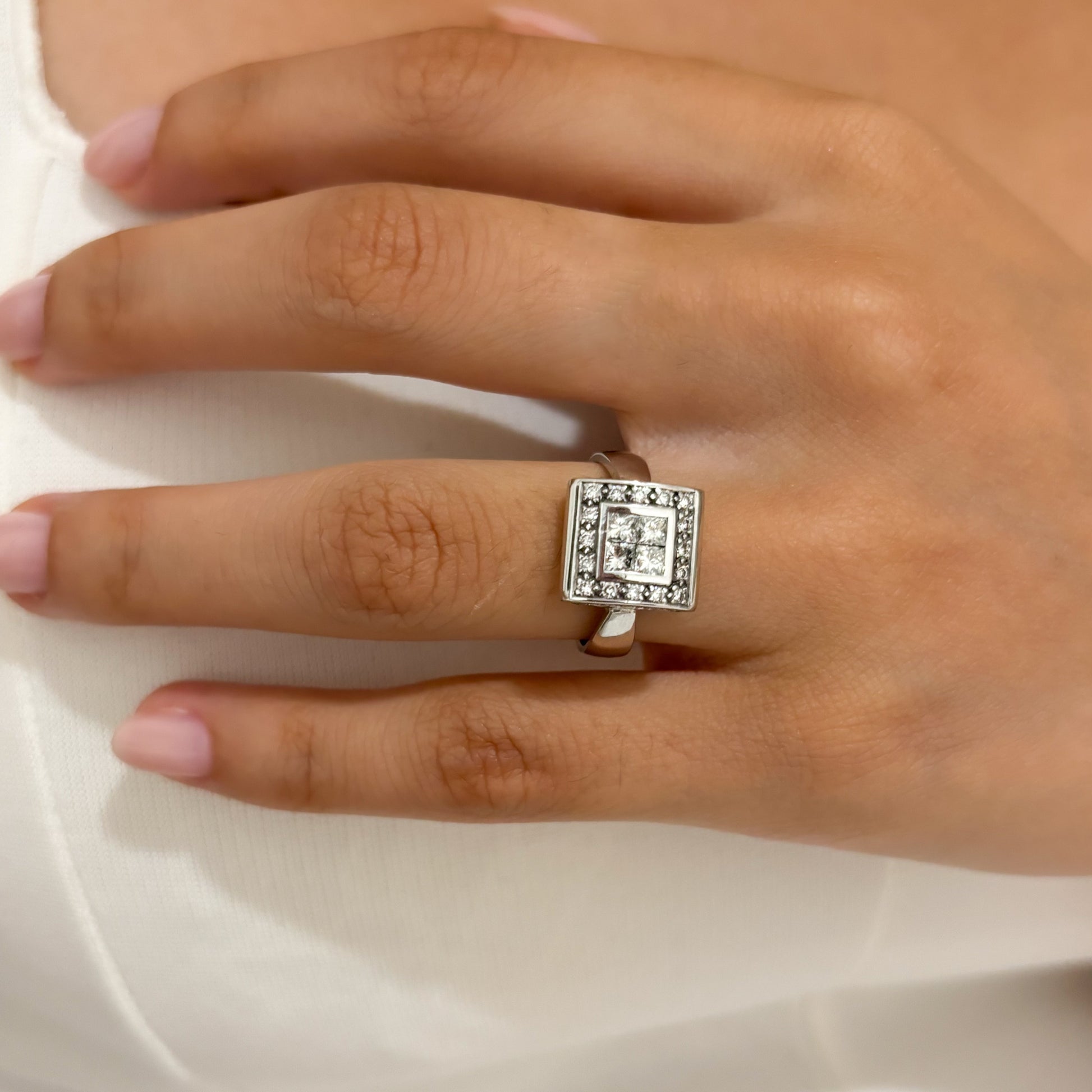 Anillo cuadrado realizado en oro blanco de 18t con cuadrado de diamantes.Compro Oro  y venta de joyas restauradas, dónde comprar y vende oro y joyas al mejor precio en Barcelona. Anillos de oro baratos en Barcelona.