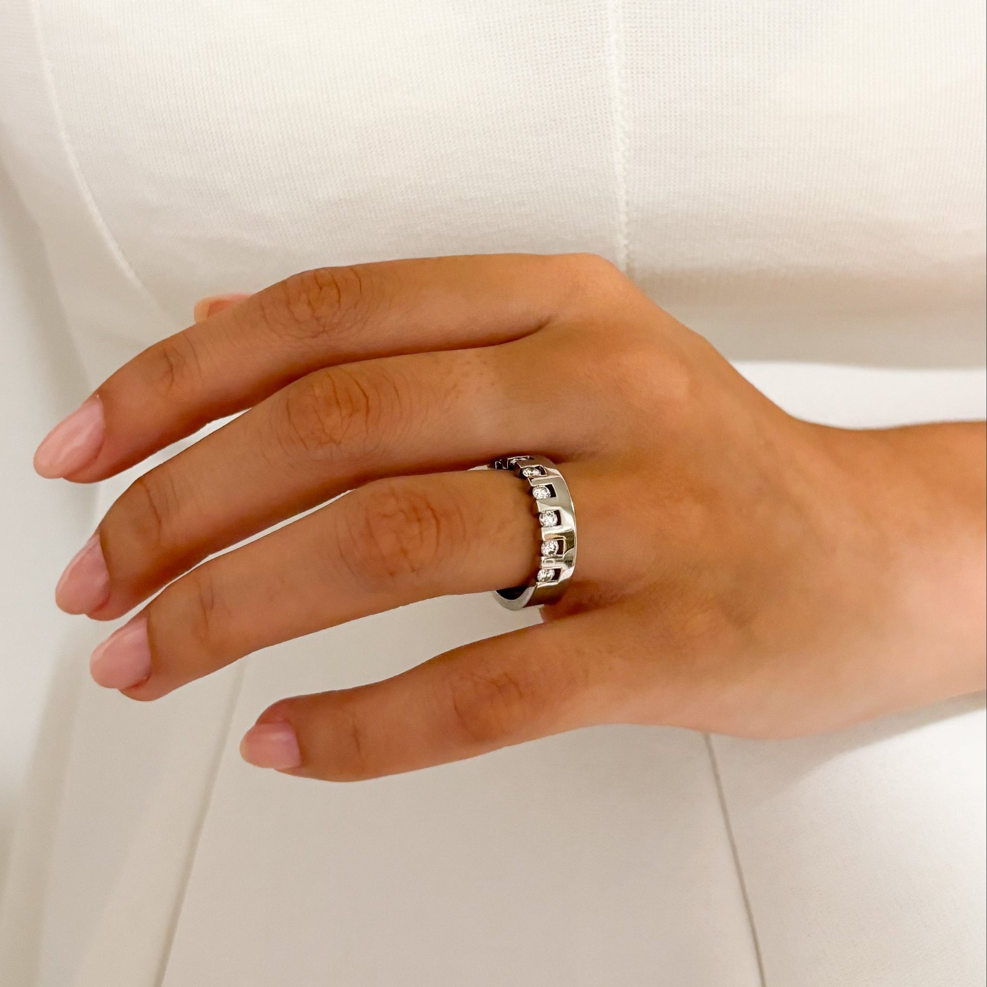 Media alianza de oro blanco de 18kt y 7 diamantes talla brillante engarzados individualmente en un carril privativo por diamante. Joyas baratas Barcelona.