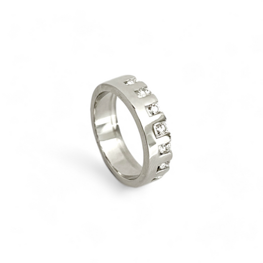 Media alianza de oro blanco de 18kt y 7 diamantes talla brillante engarzados individualmente en un carril privativo por diamante, quedando suspendidos al aire, excepto por los laterales donde quedan engarzados. Talla original: 15 Joyería Compro Oro  y venta de joyas restauradas, dónde comprar y vende oro y joyas al mejor precio en Barcelona.