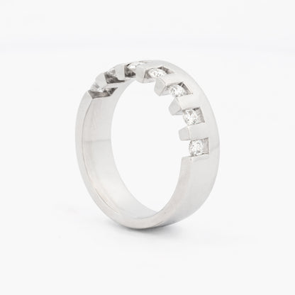 Media alianza de oro blanco de 18kt y 7 diamantes talla brillante engarzados individualmente en un carril privativo por diamante. Joyas baratas Barcelona.