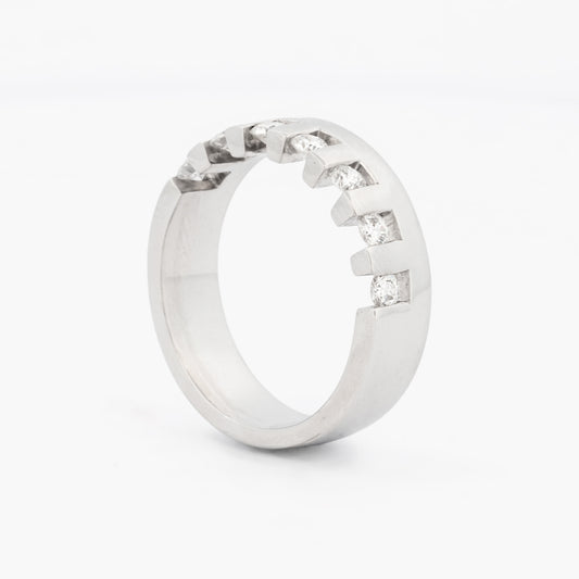 Media alianza de oro blanco de 18kt y 7 diamantes talla brillante engarzados individualmente en un carril privativo por diamante. Joyas baratas Barcelona.