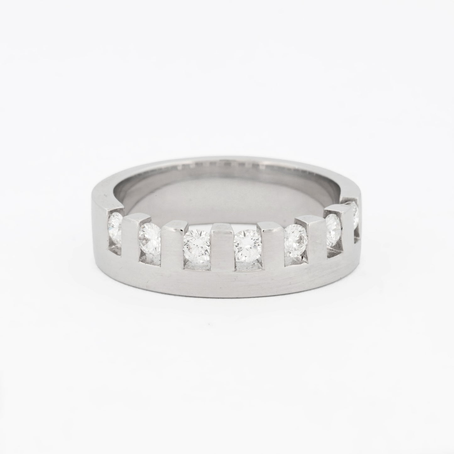 Media alianza de oro blanco de 18kt y 7 diamantes talla brillante engarzados individualmente en un carril privativo por diamante. Joyas baratas Barcelona.