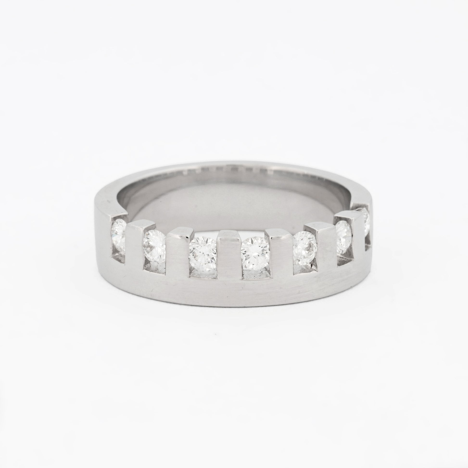Media alianza de oro blanco de 18kt y 7 diamantes talla brillante engarzados individualmente en un carril privativo por diamante. Joyas baratas Barcelona.