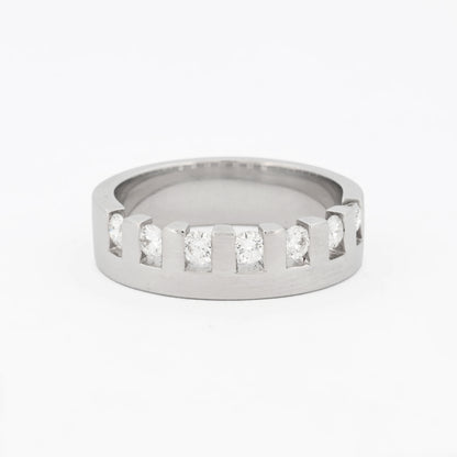 Media alianza de oro blanco de 18kt y 7 diamantes talla brillante engarzados individualmente en un carril privativo por diamante. Joyas baratas Barcelona.
