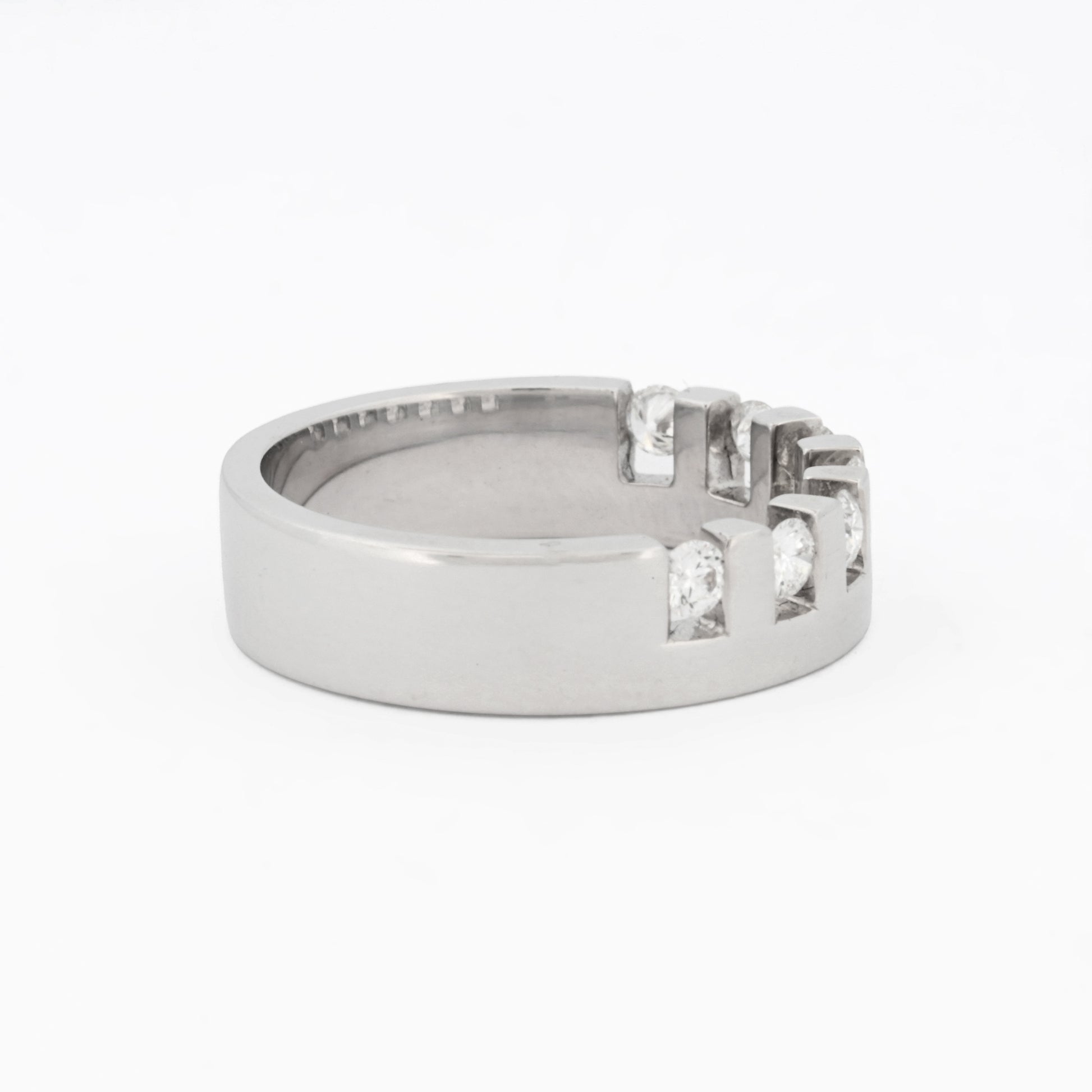 Media alianza de oro blanco de 18kt y 7 diamantes talla brillante engarzados individualmente en un carril privativo por diamante. Joyas baratas Barcelona.